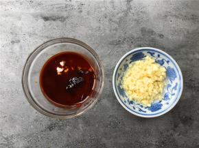 将大蒜剁碎备用；取碗加入1勺生抽、1勺蚝油、1勺淀粉、1勺清水拌匀备用。