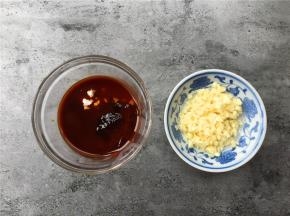 将大蒜剁碎备用；取碗加入1勺生抽、1勺蚝油、1勺淀粉、1勺清水拌匀备用。