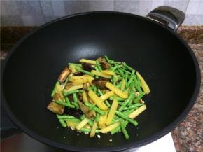 放入茄条、豇豆和土豆翻炒1分钟。