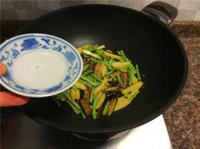 倒入一小碟清水煮开。