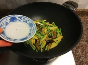 倒入一小碟清水煮开。