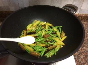 放入适量食用盐翻炒10秒。