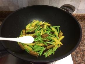 放入适量食用盐翻炒10秒。