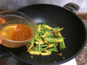 倒入调味汁翻炒10秒即可出锅。