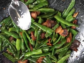 调入味精，翻炒均匀即可，出锅前撒上葱花