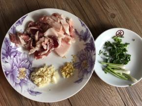 五花肉洗净切薄片，备好姜末、蒜末、葱花和葱段