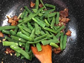 加入四季豆翻炒均匀
