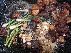 加入姜末、蒜末、葱段爆香