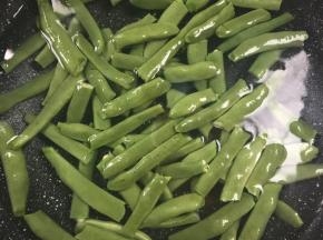 四季豆掐段，洗净，放入开水锅中煮断生，捞出沥干水分备用