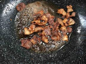 淋入料酒和生抽，炒匀至香