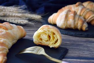 烤箱预热170度烤25分钟，表面上色即可