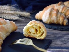 烤箱预热170度烤25分钟，表面上色即可