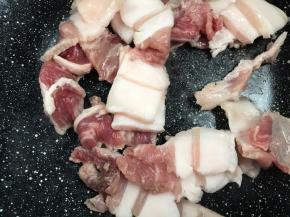 锅置火上，放入五花肉中火煎出油，至金黄色