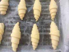 发酵40分钟后，面团明显有些蓬松，用手指按下去，会慢慢弹起来