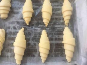 发酵40分钟后，面团明显有些蓬松，用手指按下去，会慢慢弹起来