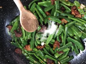 调入盐和胡椒粉，翻炒均匀至入味