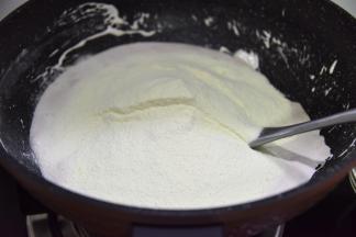 倒入奶粉，奶粉融化后再炒十秒左右，马上离火