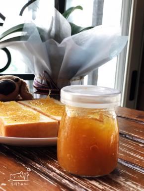 抹上菠萝果酱的面包美味可口