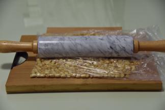 花生预先烤熟，稍稍压碎后放入70度左右的烤箱保温