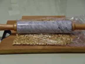 花生预先烤熟，稍稍压碎后放入70度左右的烤箱保温