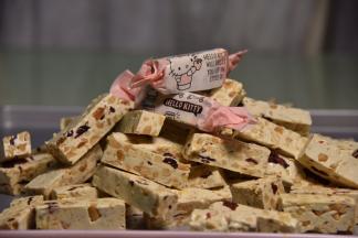 将完全冷却后的糖切成小块，报上糖纸即可