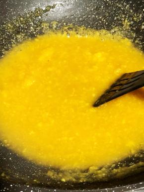 用搅拌棒搅打一下，不需要太碎，留些颗粒增加口感。