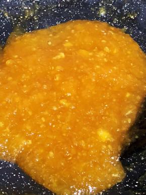 中小火翻炒，小心糊锅