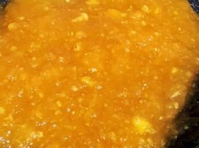 中小火翻炒，小心糊锅