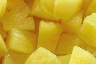 新鲜菠萝去皮，肉切成小块
