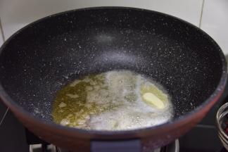 黄油放入锅里，小火加热到融化