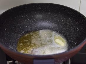 黄油放入锅里，小火加热到融化