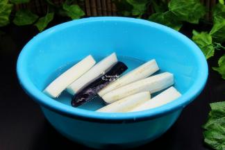 茄子去头，切大块，切好的茄子，用清水浸泡。