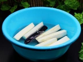 茄子去头，切大块，切好的茄子，用清水浸泡。