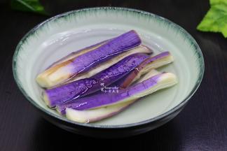 煮熟的茄子捞出，过冷水或冰水，嫩继续保持茄子颜色不会发黑，口感好，鲜嫩。