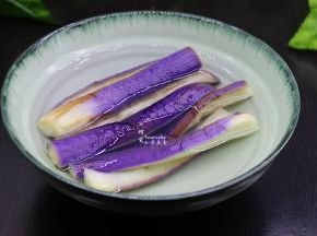 煮熟的茄子捞出，过冷水或冰水，嫩继续保持茄子颜色不会发黑，口感好，鲜嫩。