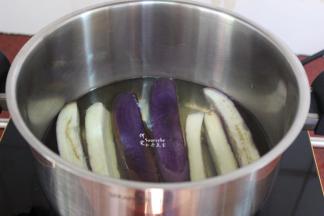 清水煮沸，放切好的茄子，大火开着锅盖煮，煮至茄子变软，说明茄子煮熟了