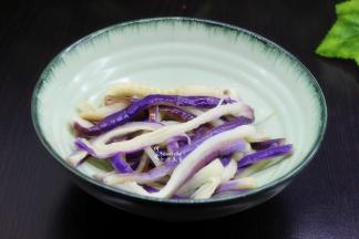 茄子冷却之后，用手把茄子撕成细长条