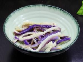 茄子冷却之后，用手把茄子撕成细长条