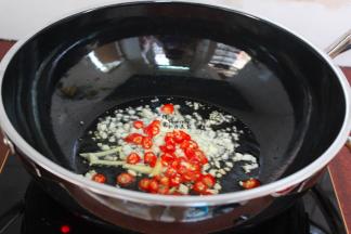 热锅，倒油，小火煸香大蒜末、辣椒、生姜。然后倒入酱油、盐，煮沸，关火。