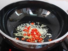 热锅，倒油，小火煸香大蒜末、辣椒、生姜。然后倒入酱油、盐，煮沸，关火。