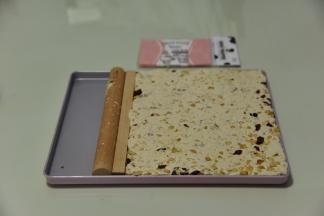 趁热倒进模具，压平整，放入冰箱冷藏