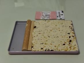 趁热倒进模具，压平整，放入冰箱冷藏