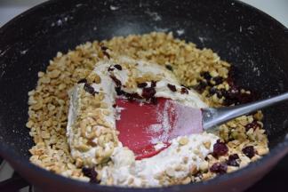 倒入花生和蔓越莓，拌匀