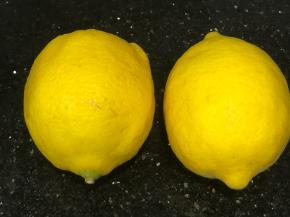 挤一个柠檬汁，加入到菠萝泥中，把玉米淀粉、糖也拌入菠萝泥中，入锅