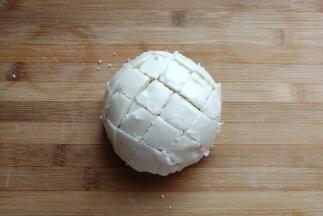 准备白馒头一个，先把白馒头横竖画上十字花刀备用，注意底部不要切断。