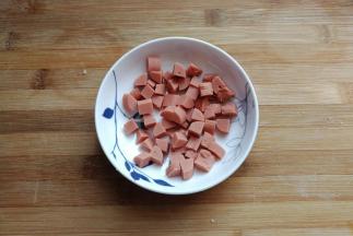 火腿丁适量备用。