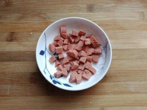 火腿丁适量备用。