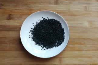 黑芝麻少许备用。