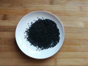 黑芝麻少许备用。