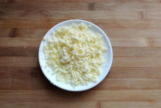 马苏里拉芝士碎适量备用。